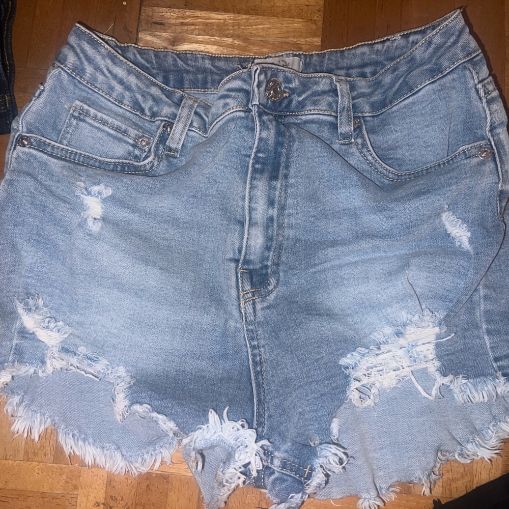 Ripped denim shorts!!🙏🏼